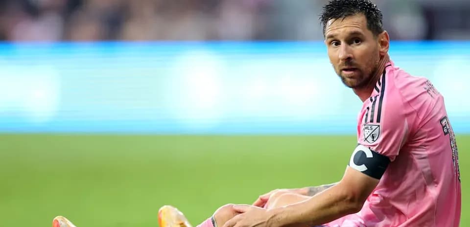 Jugador sentado en el campo con uniforme rosa