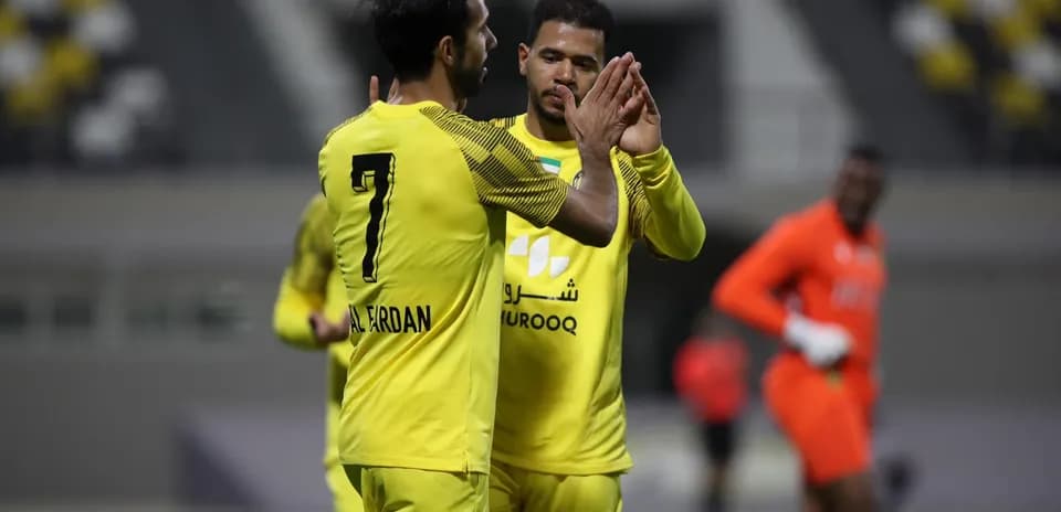 Jugadores de Ittihad Kalba celebrando un gol
