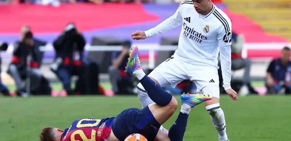 Jugador de Barcelona cae tras falta de jugador de Madrid
