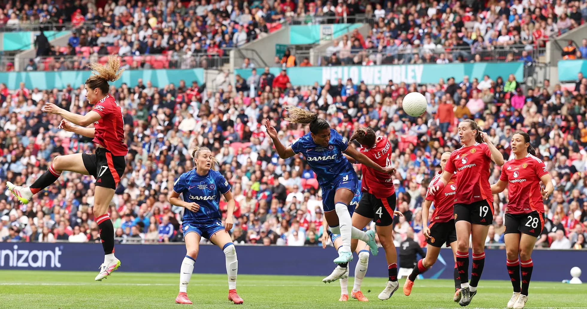 Jugadora de Manchester United saltando para cabecear