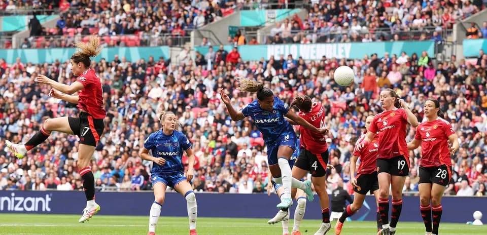 Jugadora de Manchester United saltando para cabecear