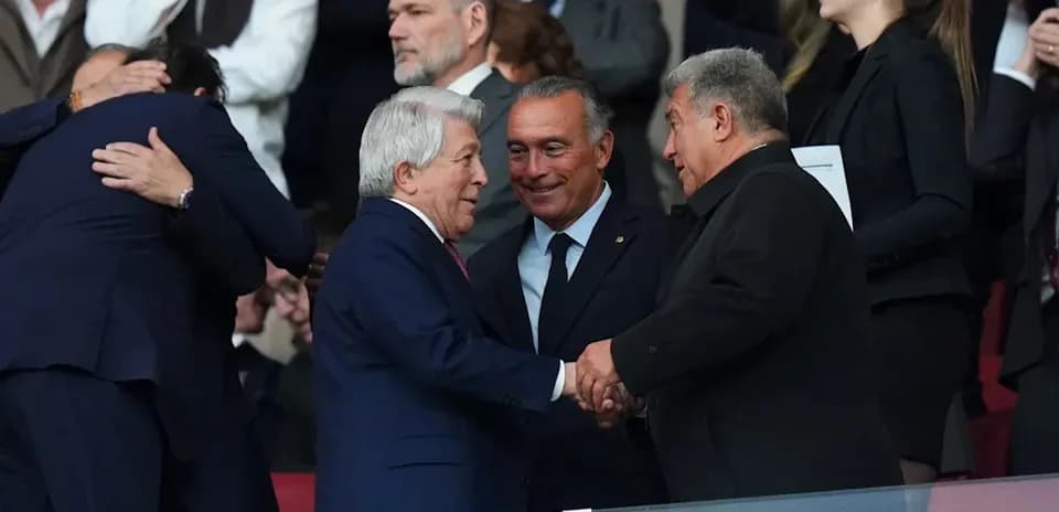 Tres hombres estrechando manos en el palco