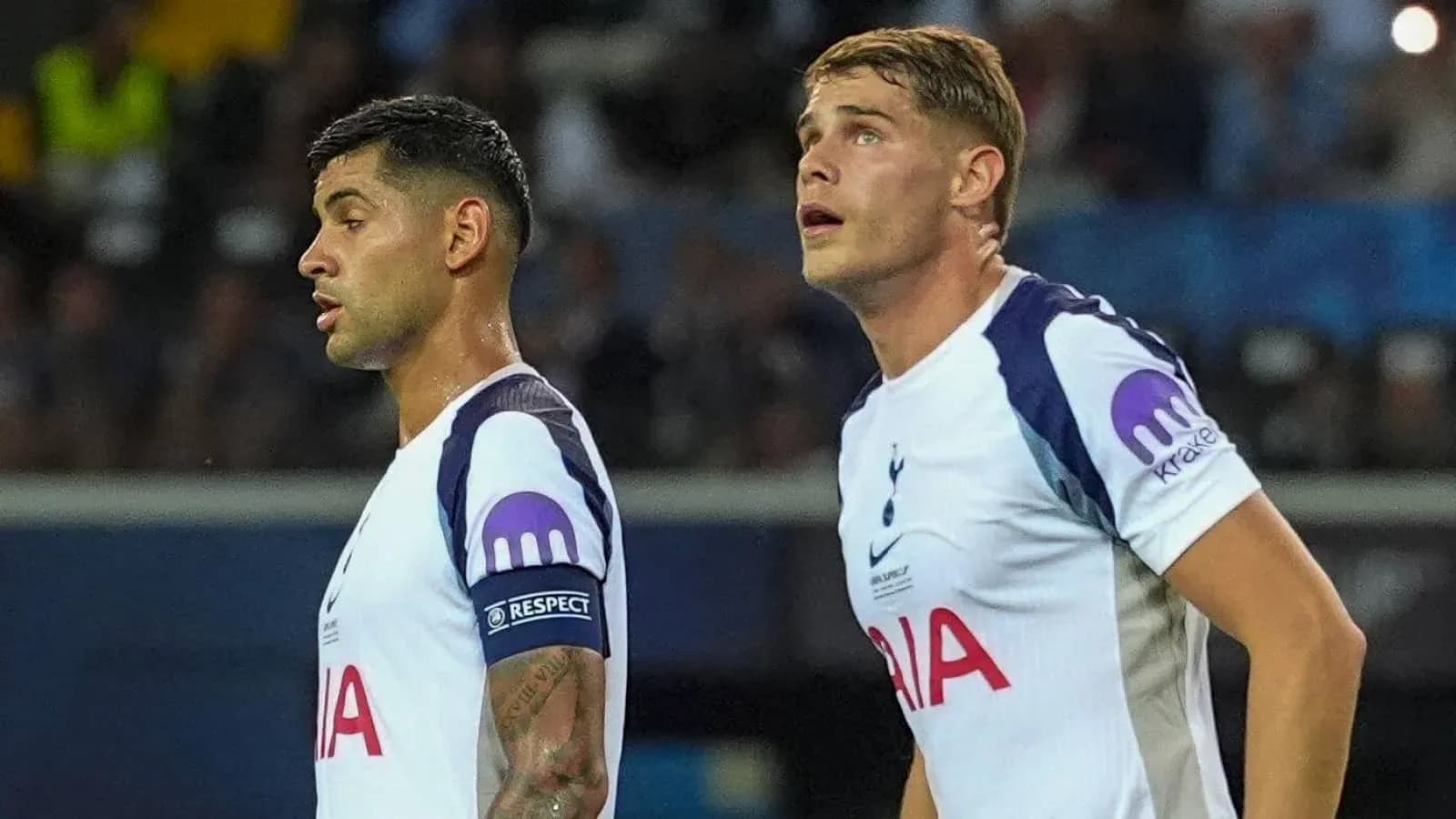 Dos jugadores de Tottenham observando el juego