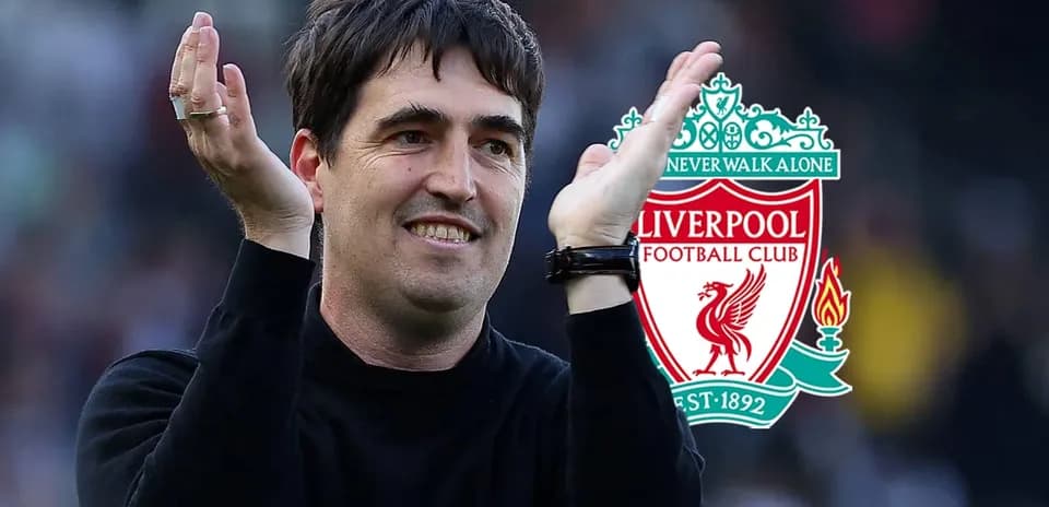 Entrenador aplaudiendo con escudo de Liverpool detrás