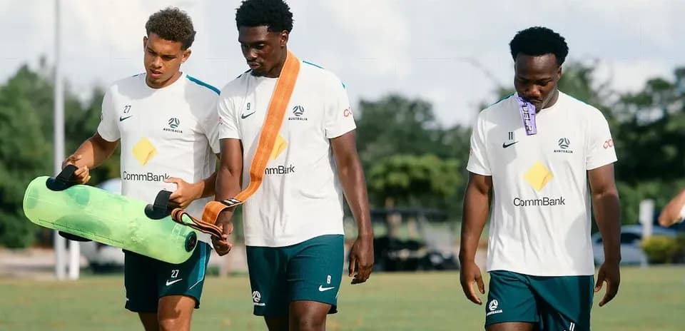 Jugadores australianos caminando durante sesión de entrenamiento