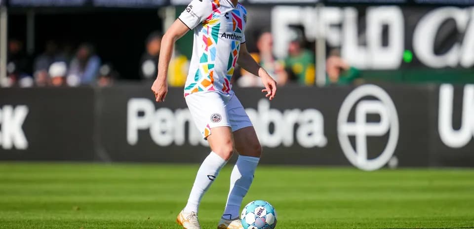 Jugador en acción durante un partido de fútbol