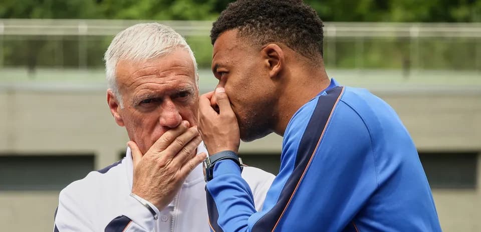 Jugador y entrenador conversando en la práctica