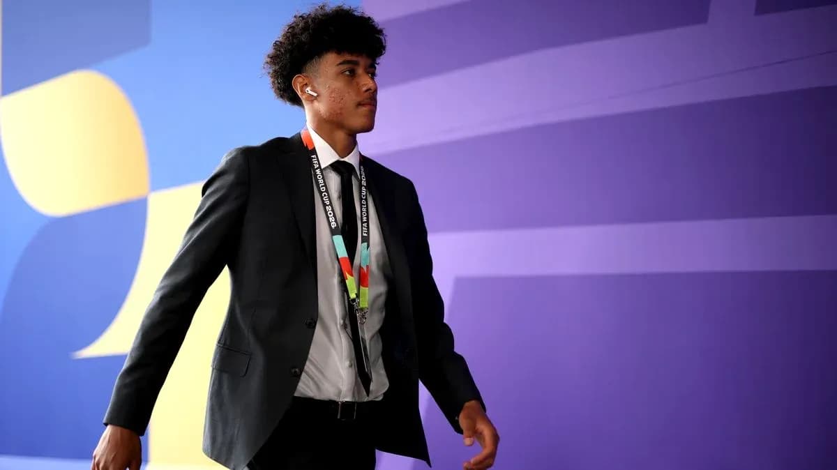 Jugador caminando con traje y gafas en evento