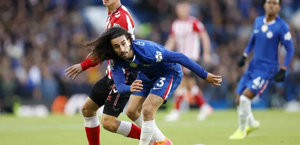 Jugadores de Sunderland y Chelsea en acción