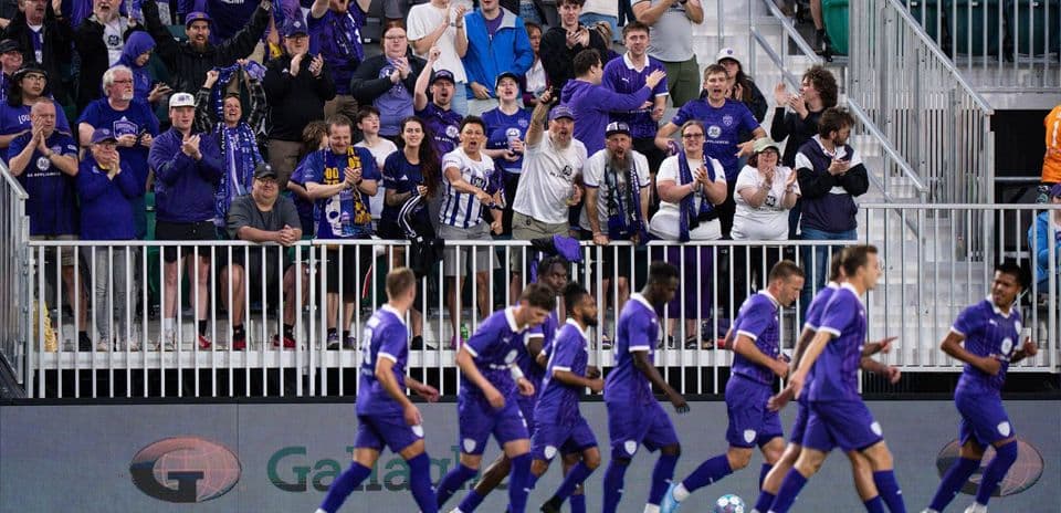 Aficionados de Louisville City apoyando a su equipo