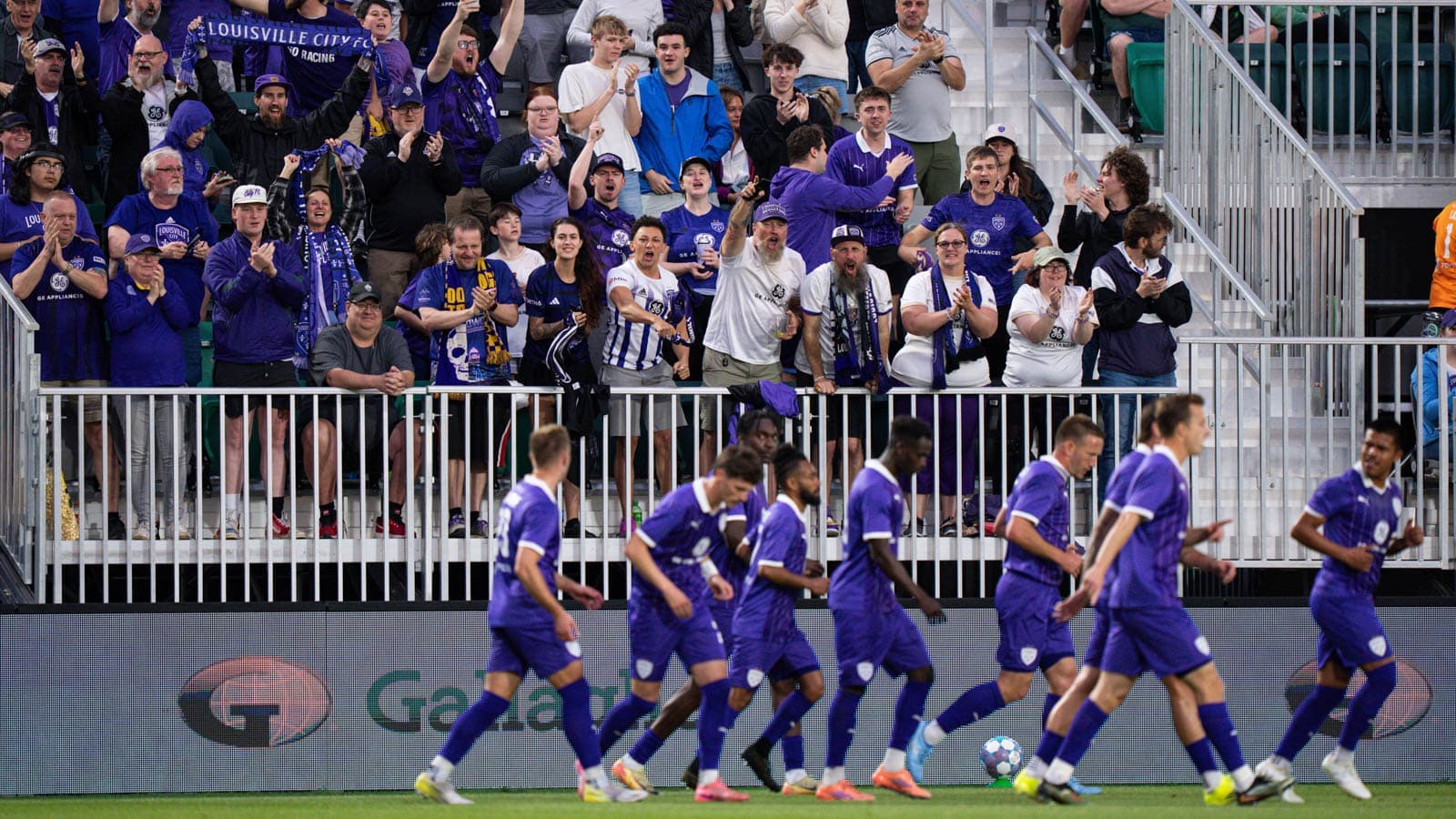 Aficionados de Louisville City apoyando a su equipo