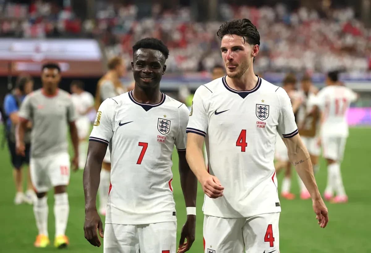 Dos jugadores de Inglaterra caminando tras el partido