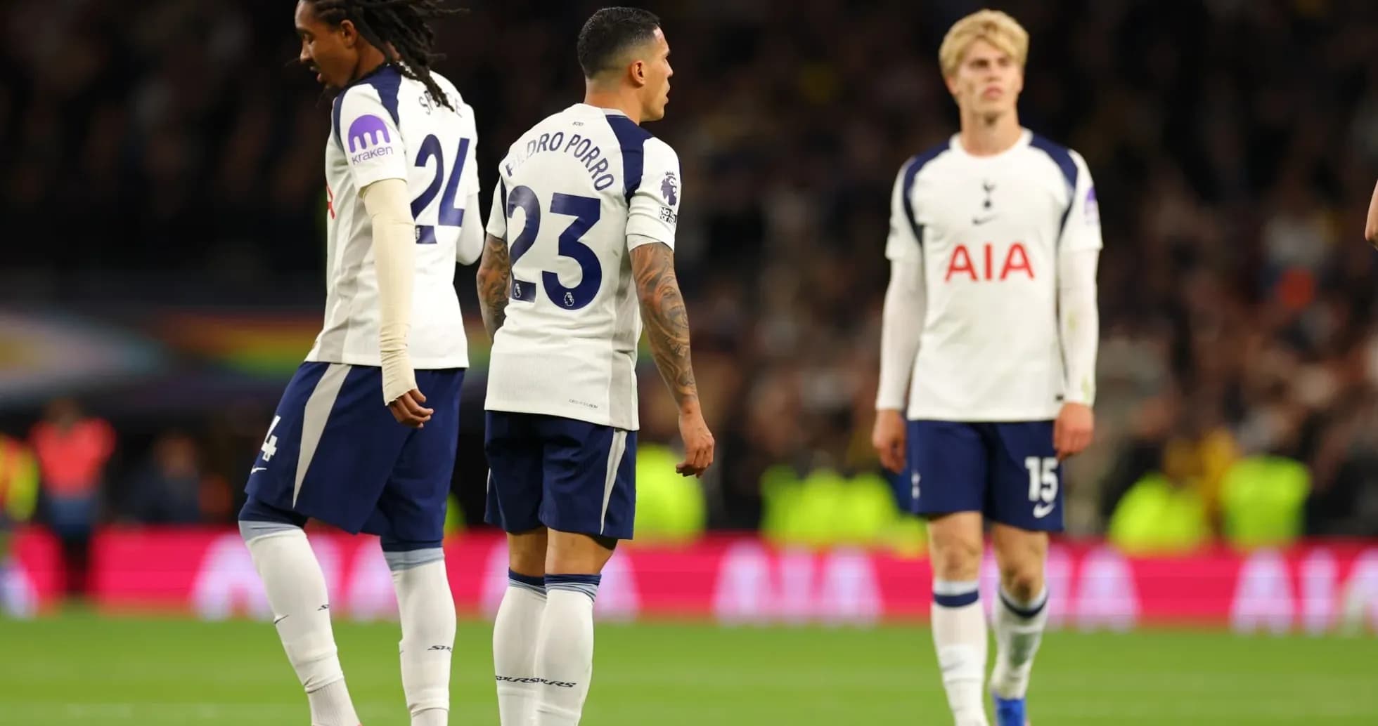Jugadores de Tottenham en el campo tras el partido