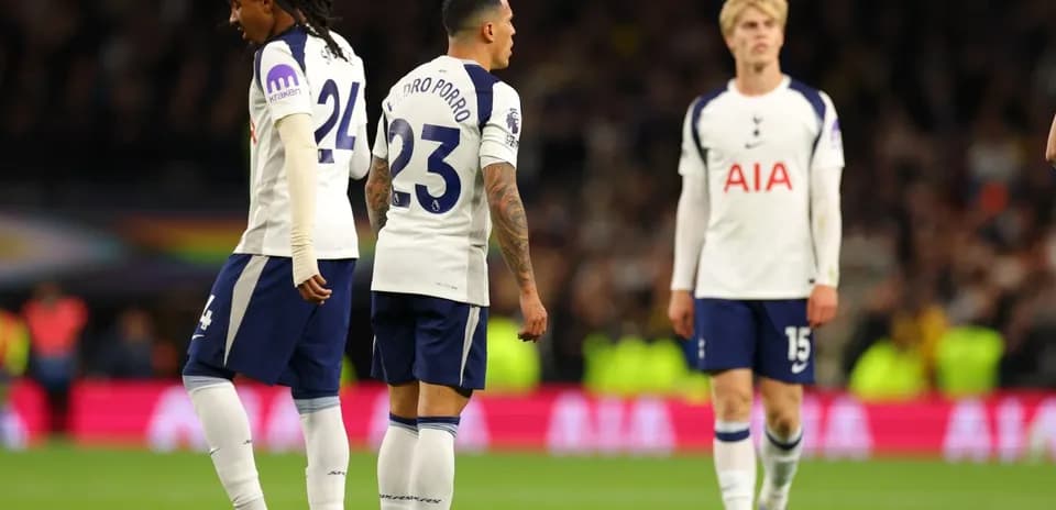 Jugadores de Tottenham en el campo tras el partido