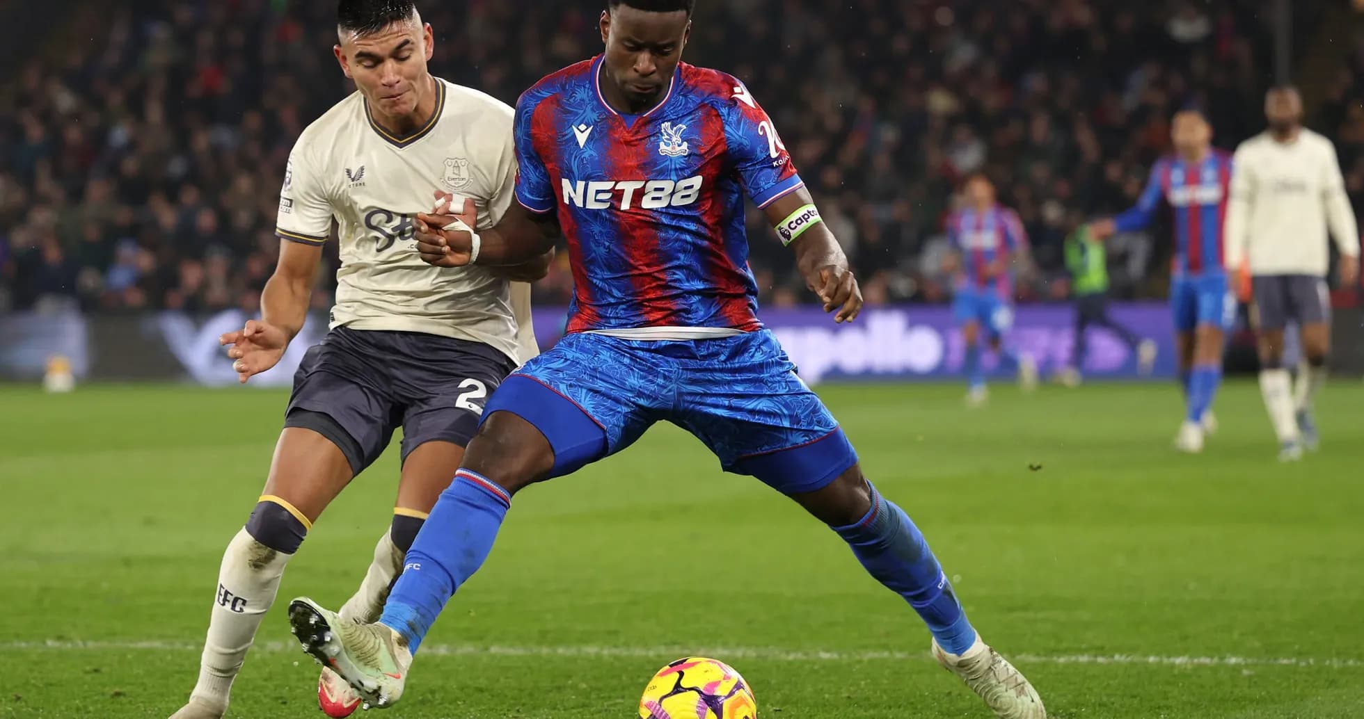Jugadores de Crystal Palace y Everton en acción