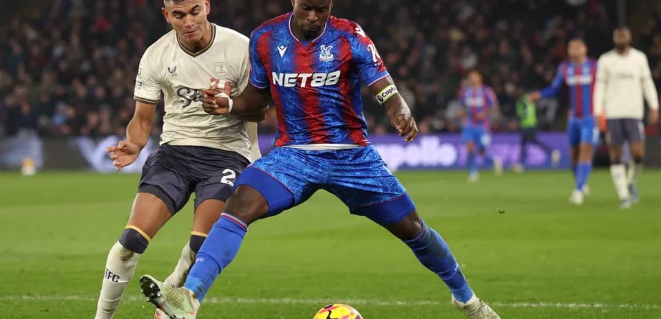 Jugadores de Crystal Palace y Everton en acción