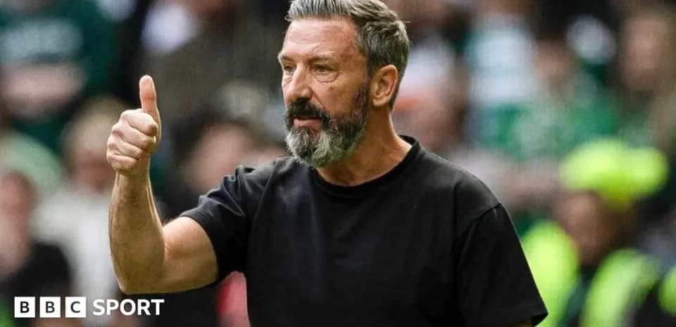 Entrenador dando señal de aprobación durante el partido