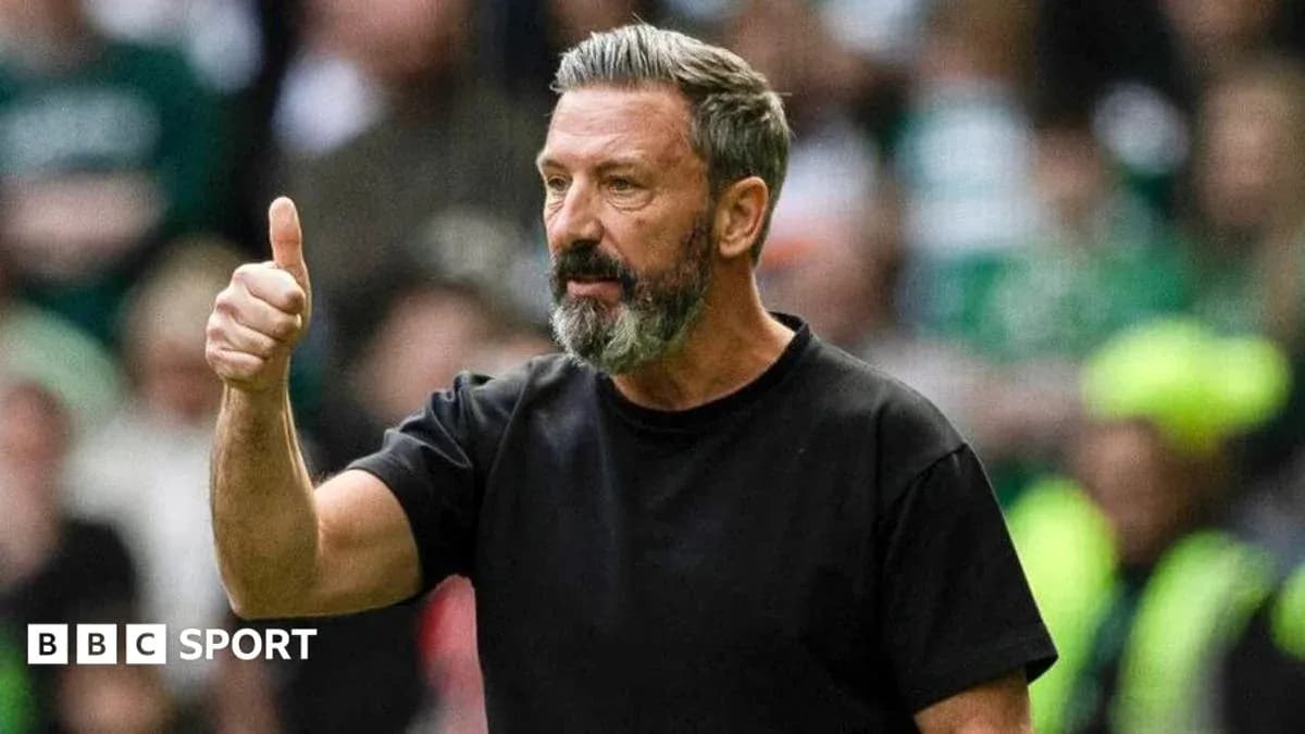 Entrenador dando señal de aprobación durante el partido