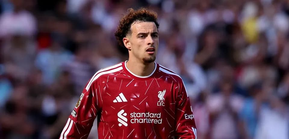 Jugador de Liverpool en el campo durante partido