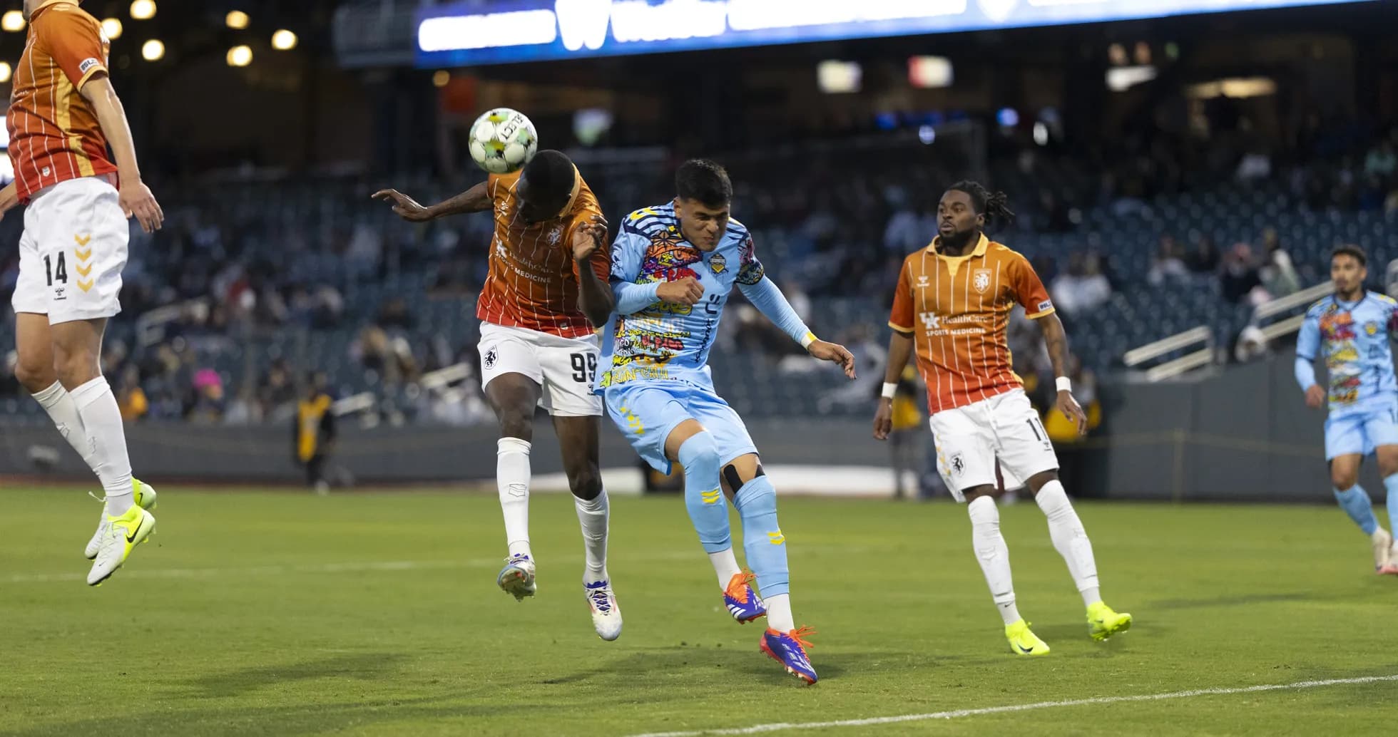 Jugadores de El Paso y Lexington disputando el balón
