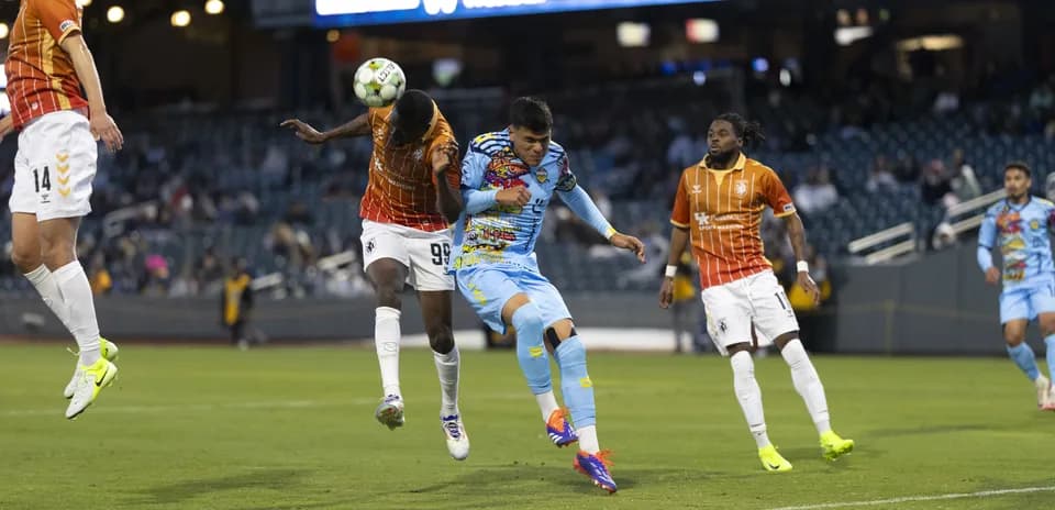 Jugadores de El Paso y Lexington disputando el balón