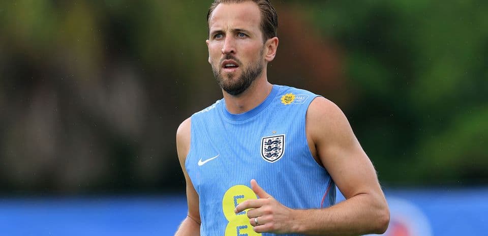 Jugador entrenando con camiseta de Inglaterra en campo