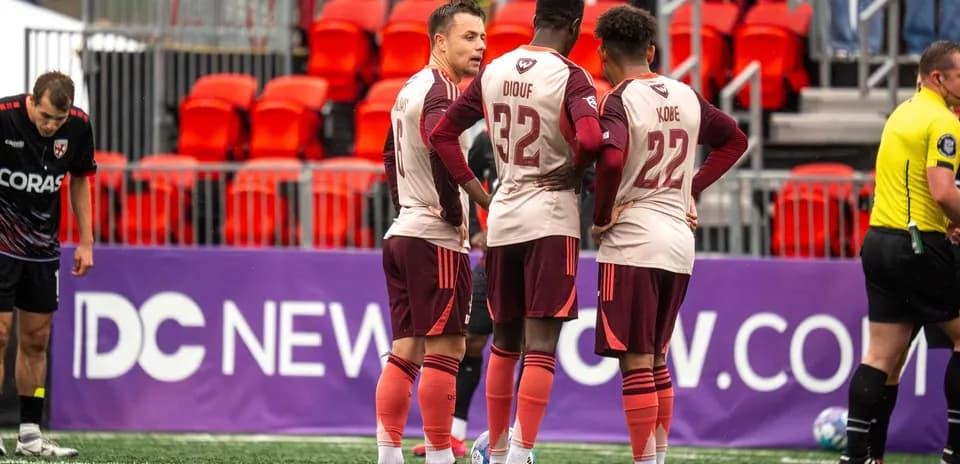 Jugadores de Detroit City en la cancha
