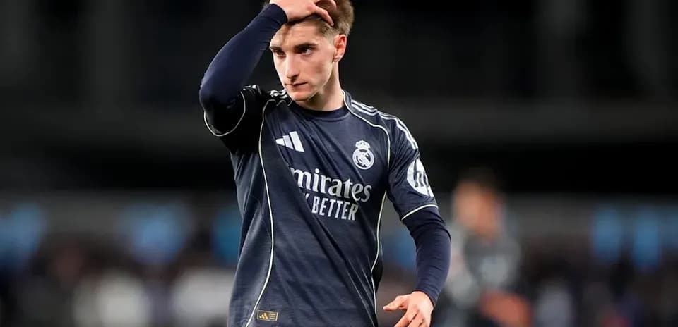Jugador de Real Madrid tocándose la cabeza durante el partido