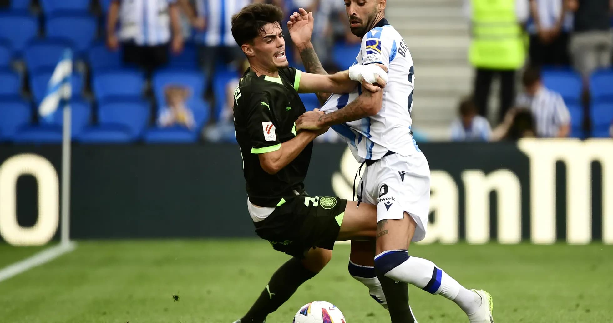 Jugadores luchando por el balón en La Liga