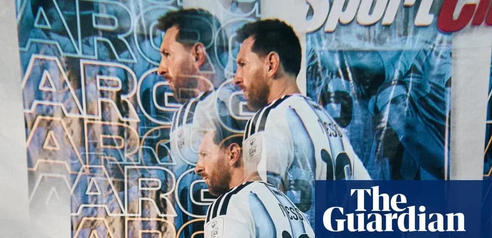 Jugador en camiseta argentina posando frente a fondo
