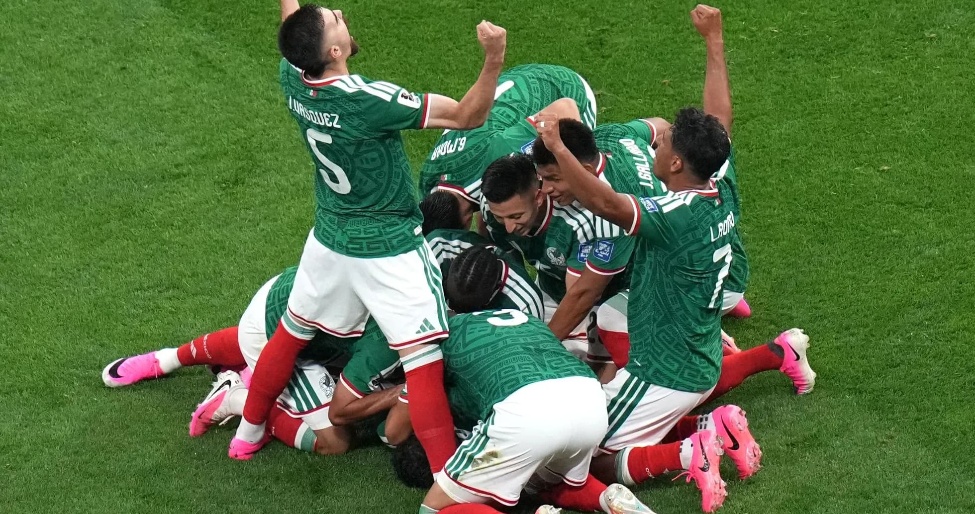 Jugadores de México celebrando un gol