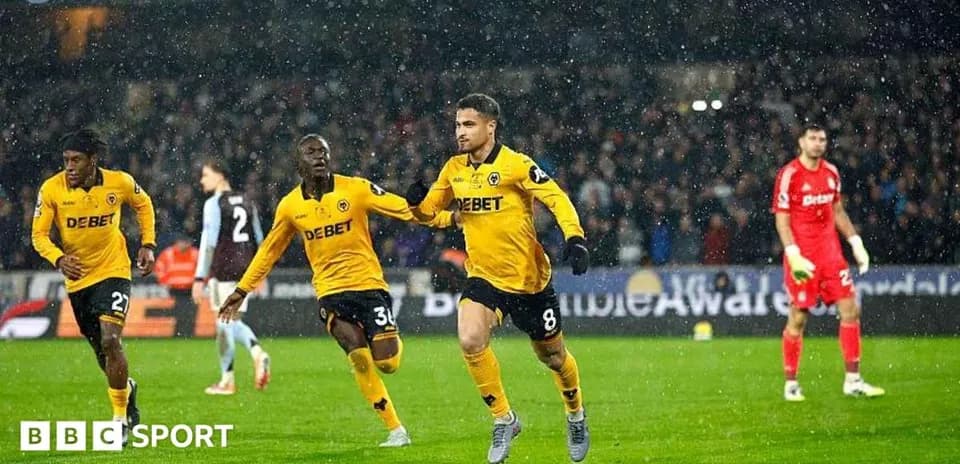 Jugadores de Wolves celebrando un gol en la lluvia