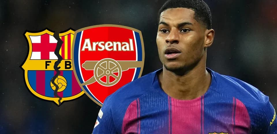Jugador de Barcelona con escudos de Barcelona y Arsenal