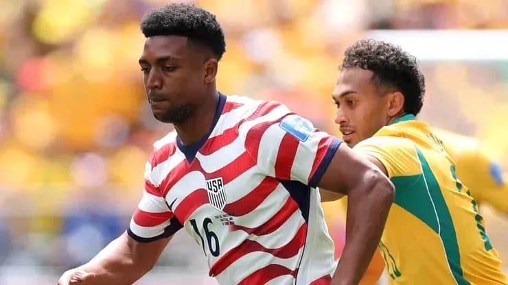 Jugador de Estados Unidos conduciendo el balón en partido