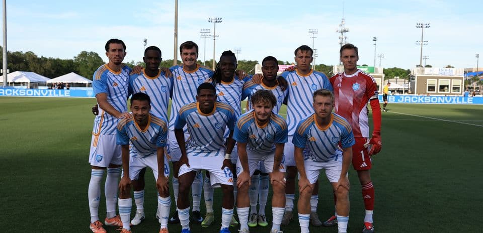 Equipo de Sporting JAX posando para foto