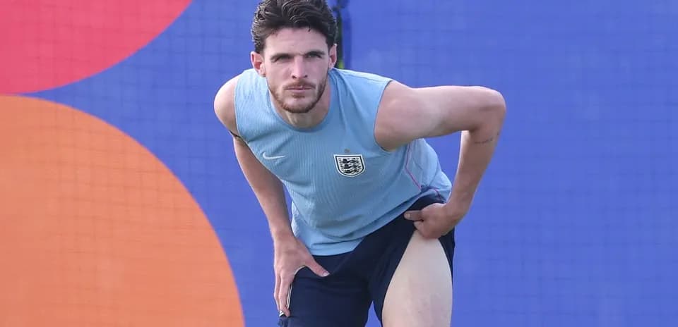 Jugador ajustando su pantalón durante entrenamiento
