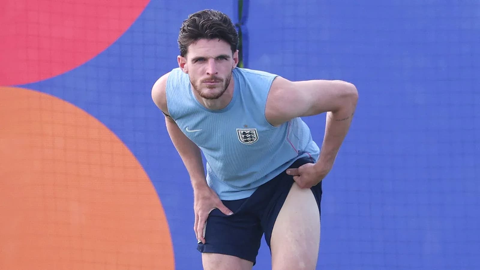 Jugador ajustando su pantalón durante entrenamiento
