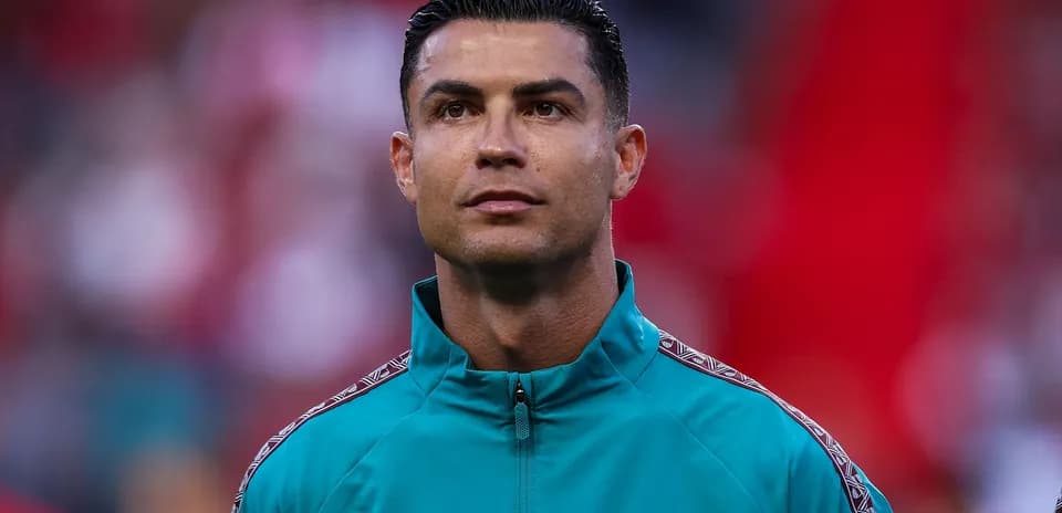 Jugador en uniforme durante el calentamiento previo