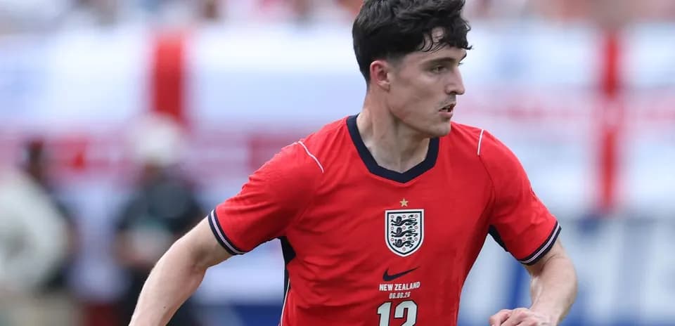 Jugador de Inglaterra corriendo con balón en partido