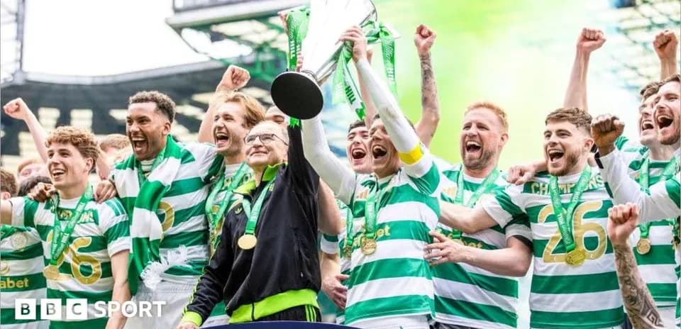 Jugadores de Celtic celebrando con trofeo en estadio