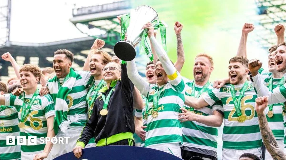 Jugadores de Celtic celebrando con trofeo en estadio