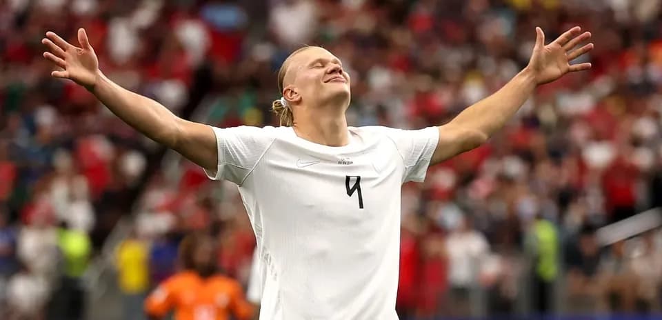 Jugador celebrando con brazos extendidos en el campo