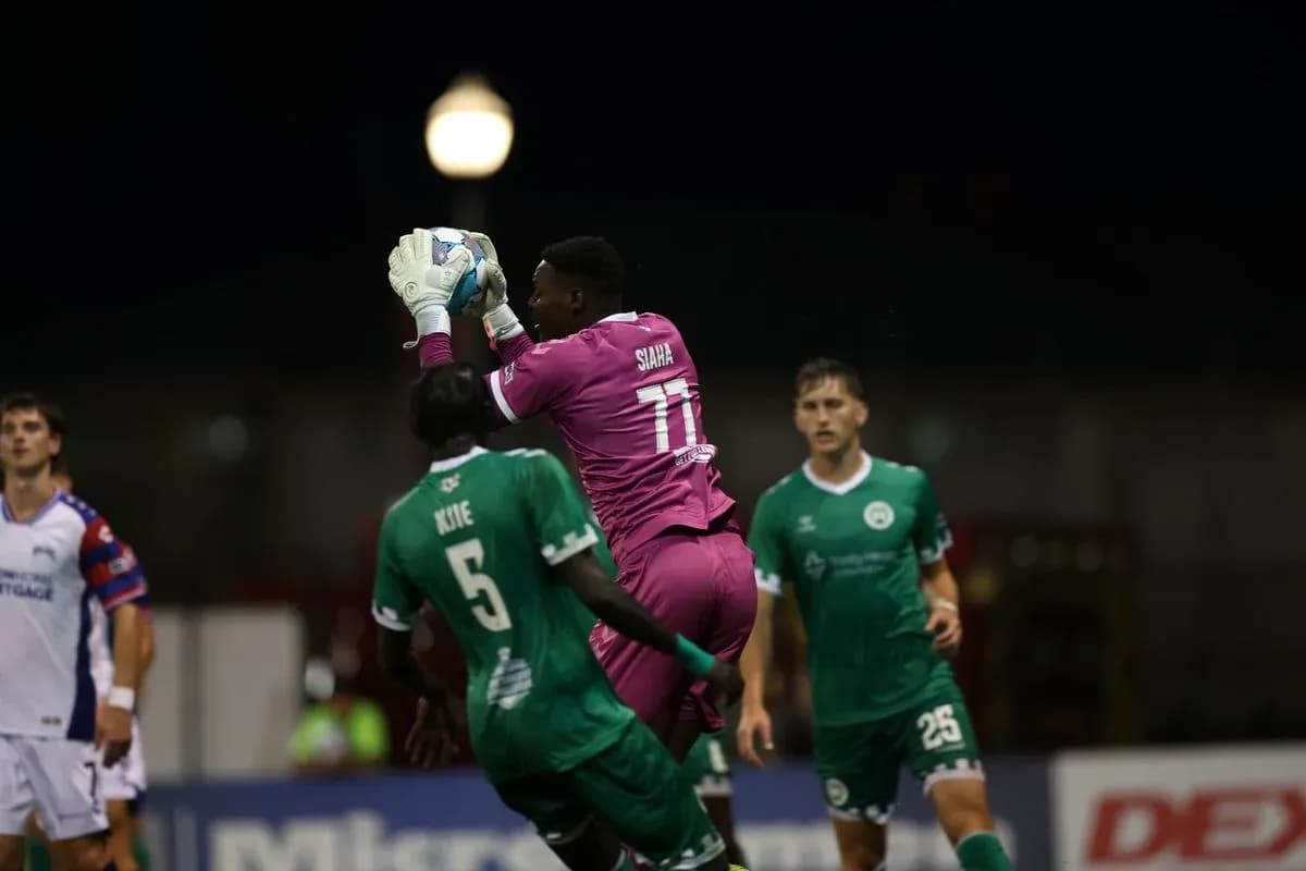 Portero atrapa el balón durante el partido