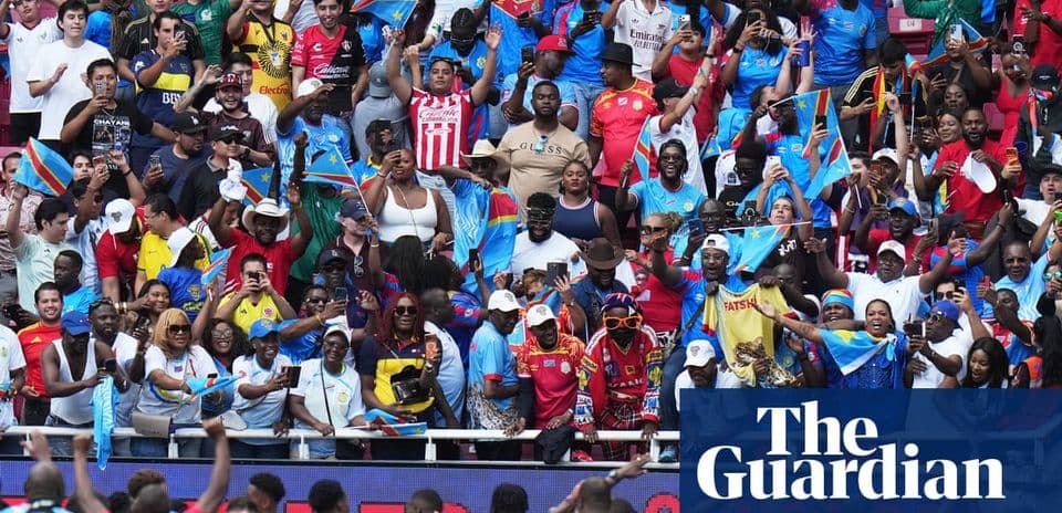 Aficionados animando con banderas en el estadio