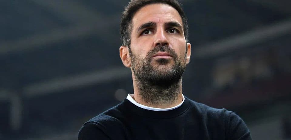 Hombre observando un partido desde la banda