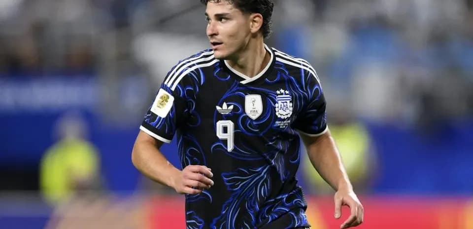 Jugador de Argentina corriendo en el campo