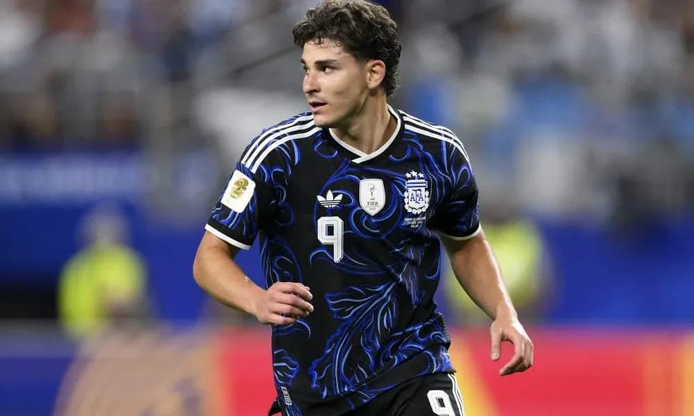 Jugador de Argentina corriendo en el campo