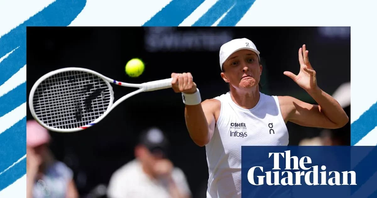 Jugadora de tenis golpeando la pelota durante un partido