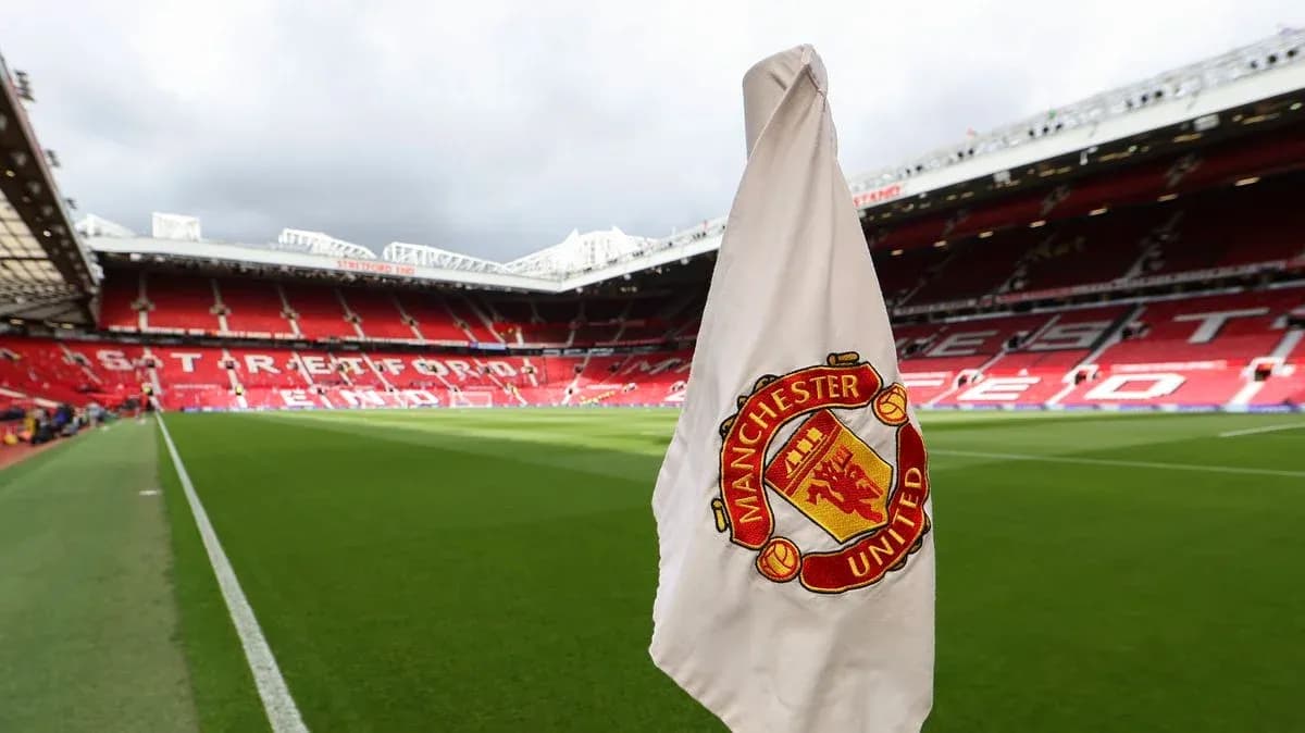 Esquina del campo en Old Trafford con bandera