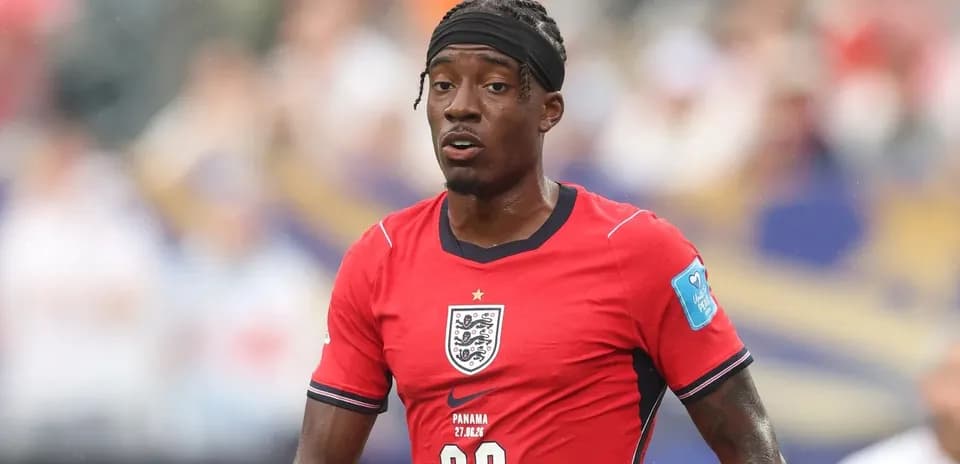 Jugador de Inglaterra con camiseta roja durante partido
